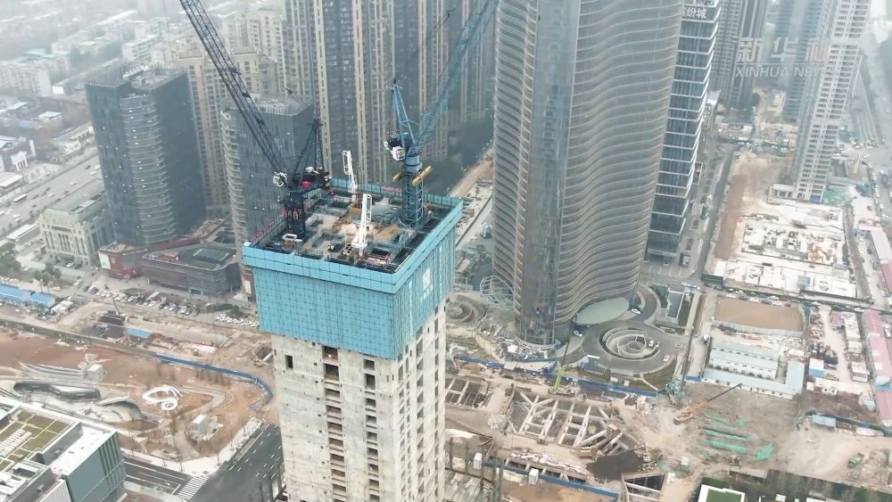 4天盖好一层楼！探秘“空中造楼机”